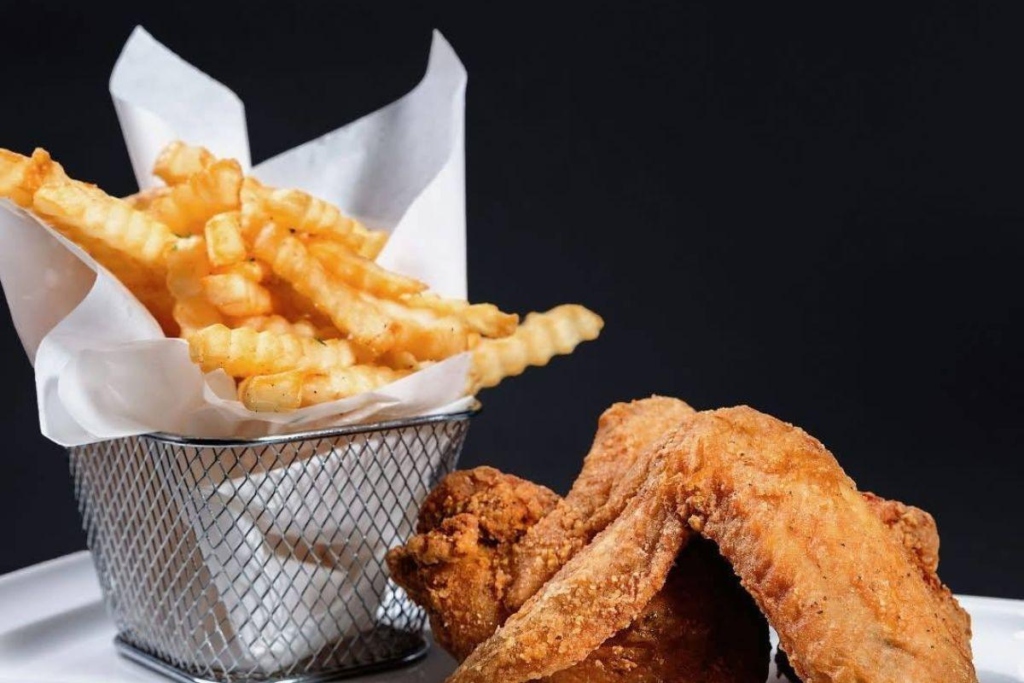 Golden Fried Chicken (2 wings) + 1 Signature side